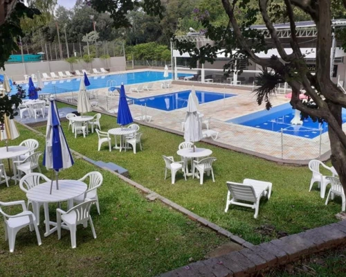 Vista geral da estrutura de piscinas da Sociedade Balneária