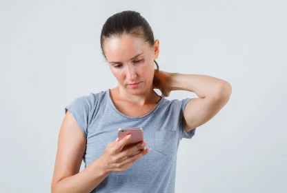 O lado oculto do celular: text neck, sono desregulado e emoções