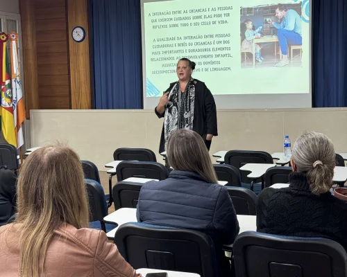 Palestra sobre neurodesenvolvimento e uso de telas na infância