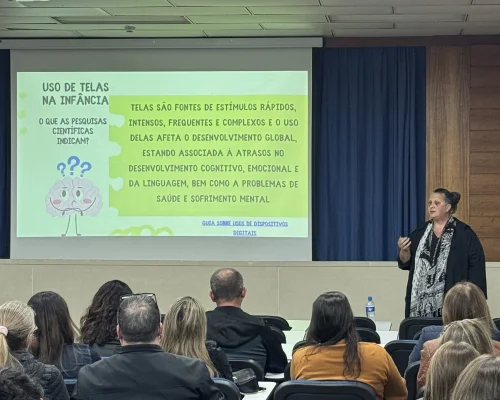 Palestra sobre neurodesenvolvimento e uso de telas na infância