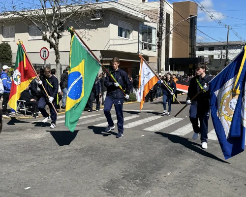 Colégio Santa Rosa participa do Desfile de 7 de Setembro