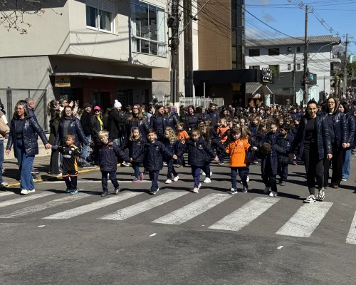 Colégio Santa Rosa participa do Desfile de 7 de Setembro