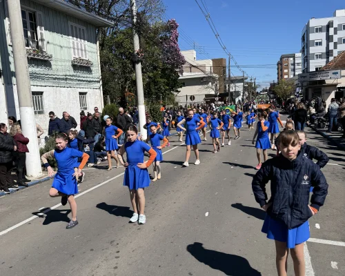 Colégio Santa Rosa participa do Desfile de 7 de Setembro