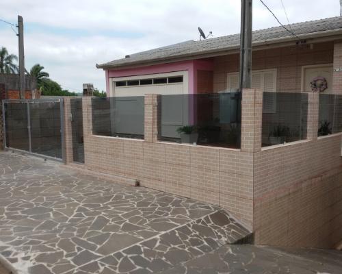Muro de vidro fumê