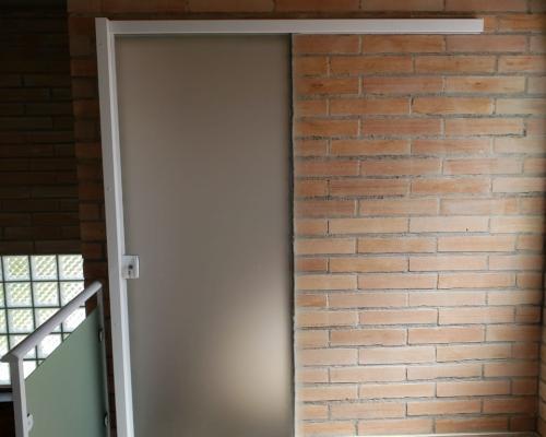 Porta de correr com vidro acidato temperado