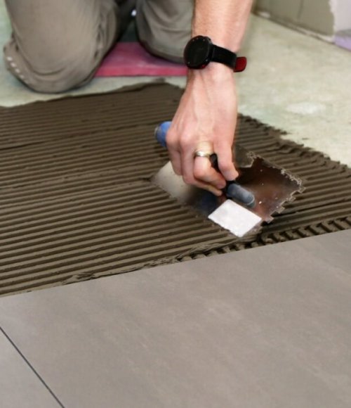 Assentamento de pisos cerâmicos e laminados