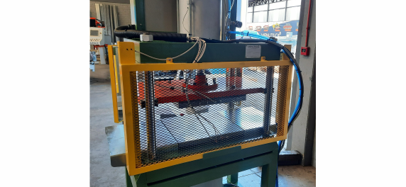 Prensa de Emendas para Bandas de Rodagem